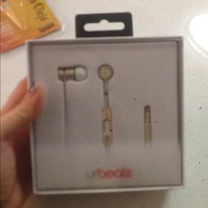 Beats earphones in box